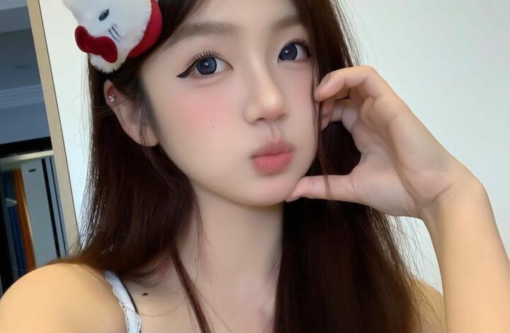 Cute Girl DP with Flowers