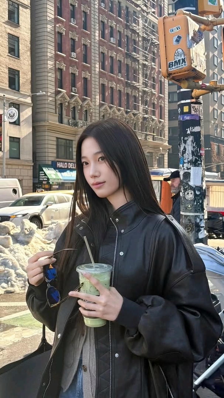 Instagram DP Girl Mirror Selfie
