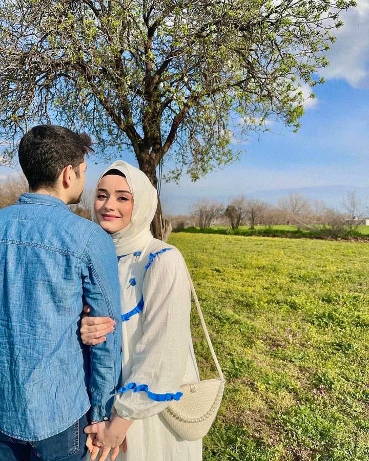 Islamic Couple Holding Hands DP
