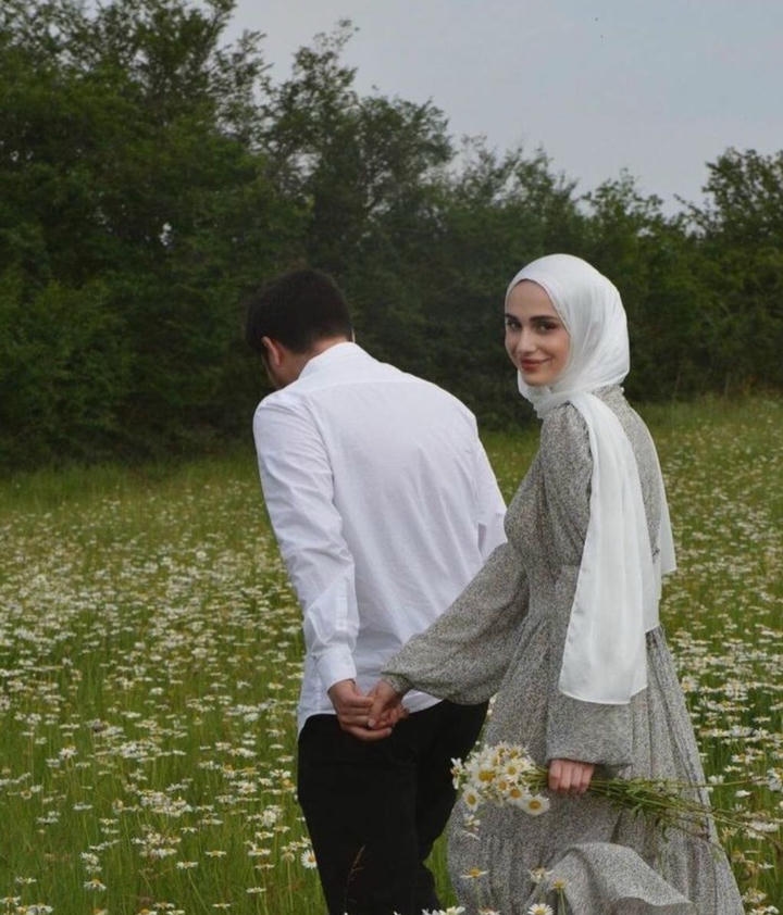 Muslim Couple Hand DPZ