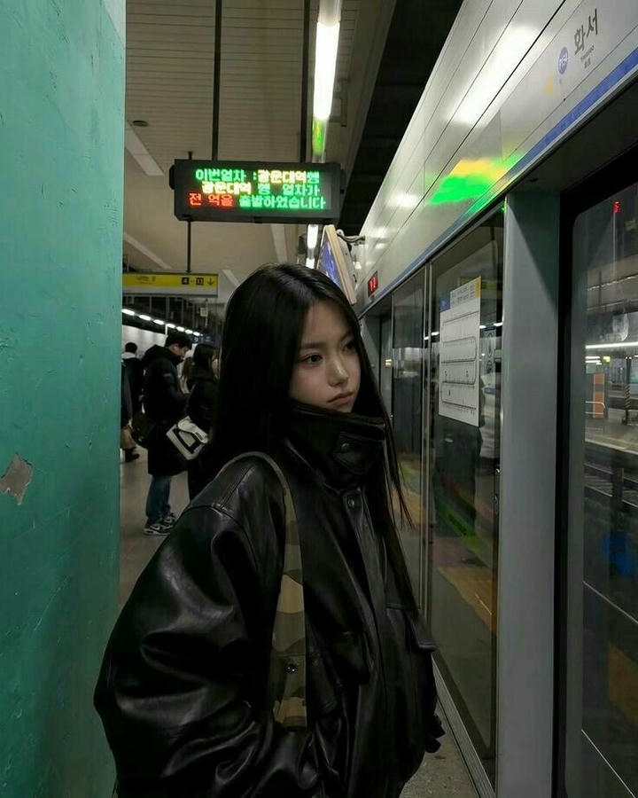 Simple Girl DP for Instagram Black And White