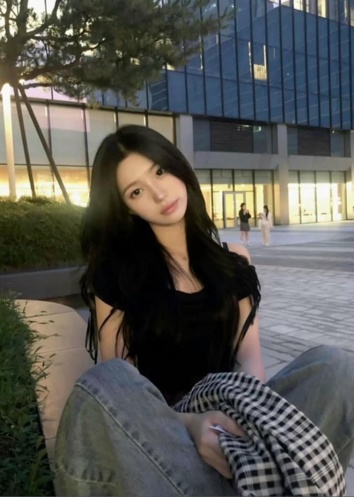 Simple Girl DP for Instagram With Hidden Face