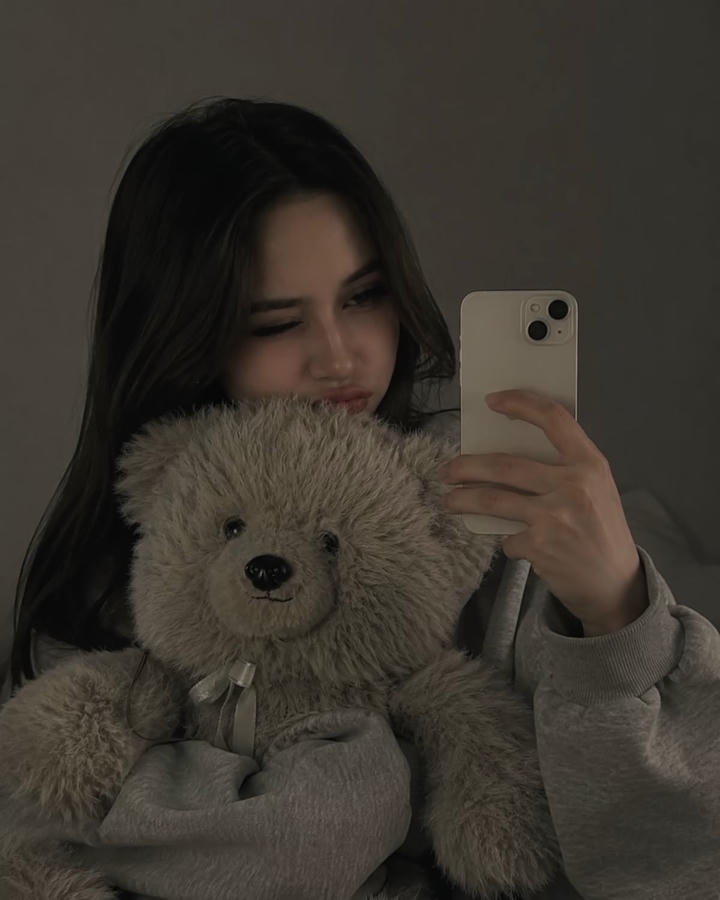 Simple Girl Insta DP