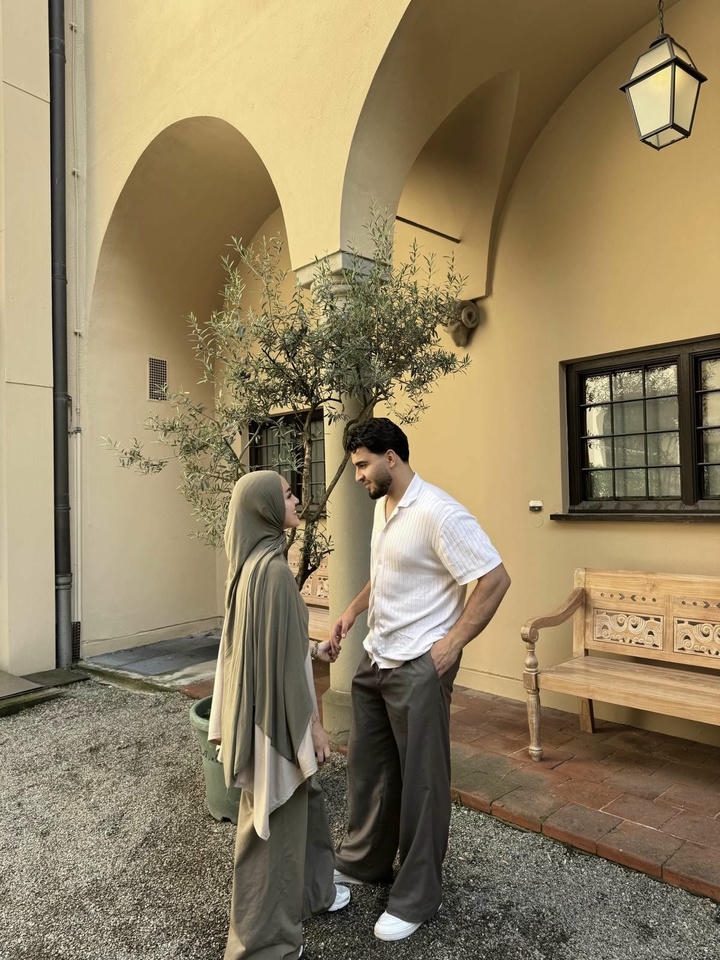 WhatsApp Islamic Couple Hand DP