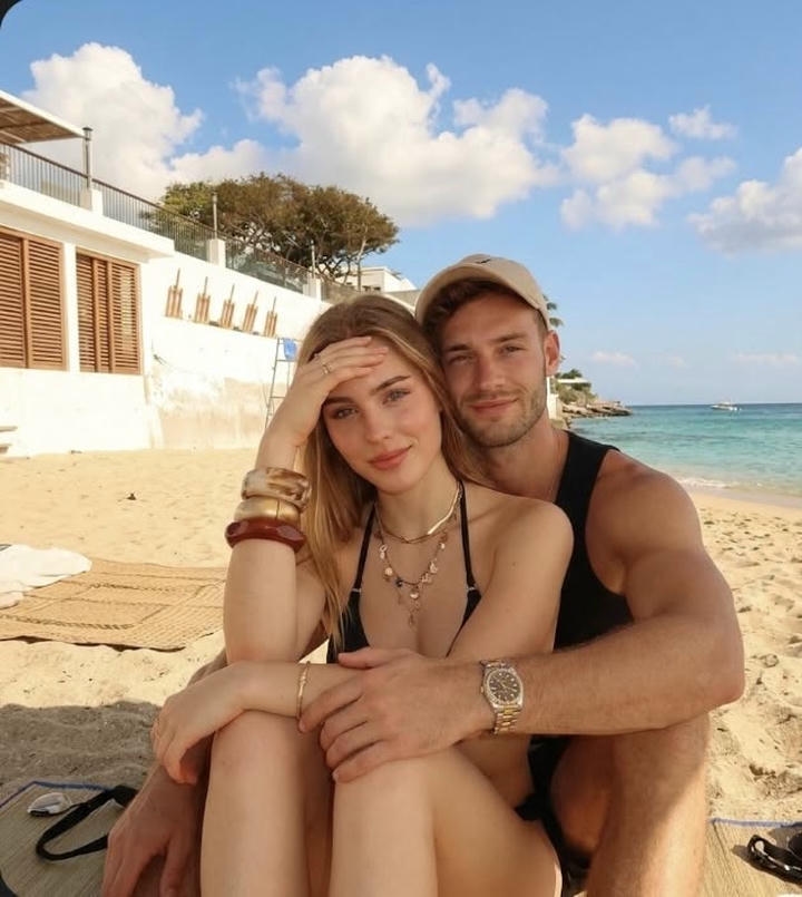 Couple Insta DP Wallpaper