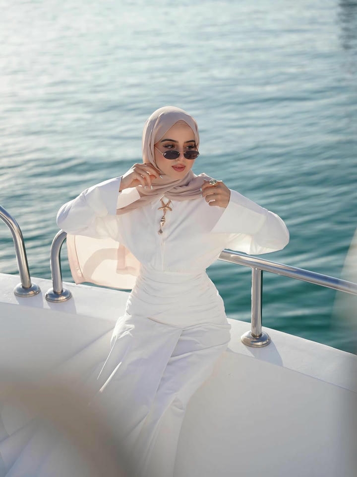 Muslim Girl DP in Abaya