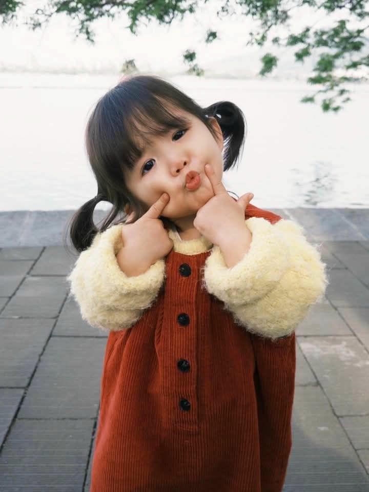 Whatsapp DP Cute Baby Girl Wallpaper